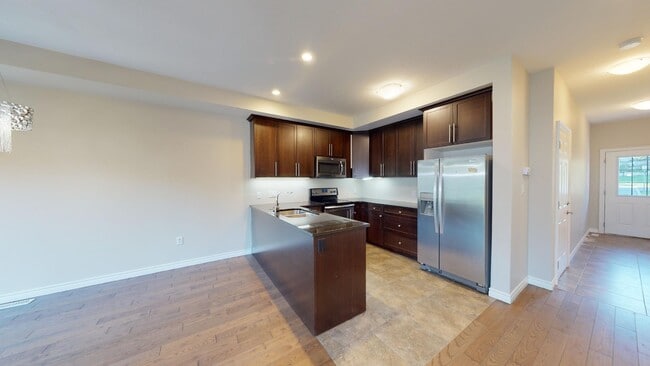 Building Photo - SPACIOUS 3BEDROOM CONDO TOWNHOME IN NORTH ...