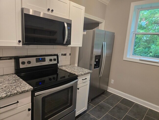 Building Photo - 545 Lakeview Dr