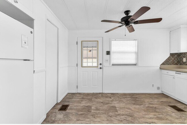 Building Photo - 7099 SE Bluebird Cir