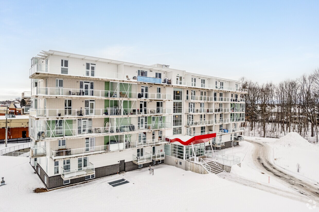 Building Photo - Allure Sur Le Golf