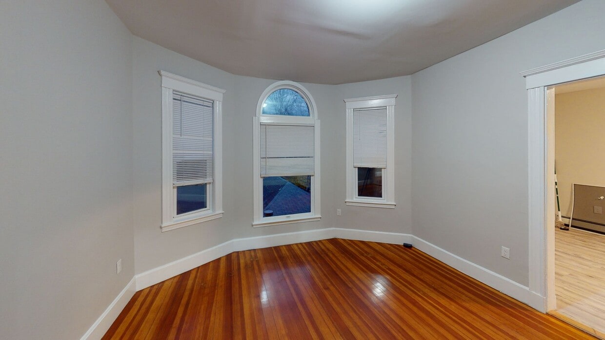 Building Photo - 4 bedroom Available NoW!!