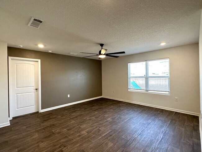 Building Photo - Redstone Commons