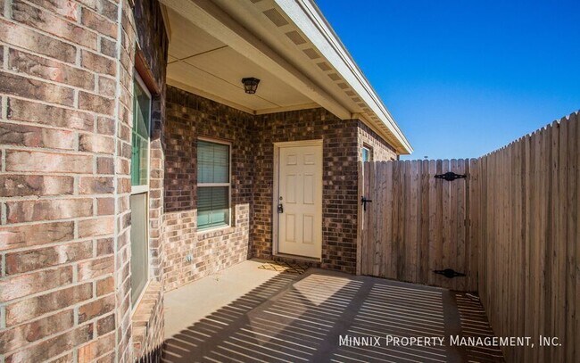 Foto del edificio - 12007 Englewood Ave