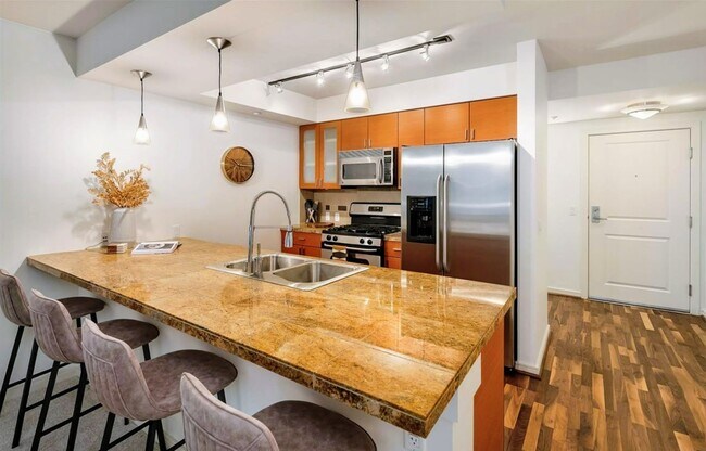 Cocina moderna con colores de gabinetes en tonos cálidos. - 819 Virginia St