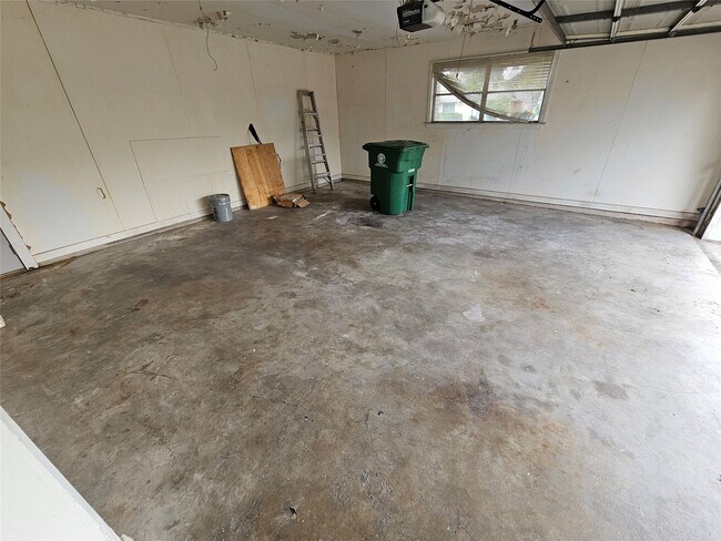 Foto del edificio - 5526 Whispering Creek Way