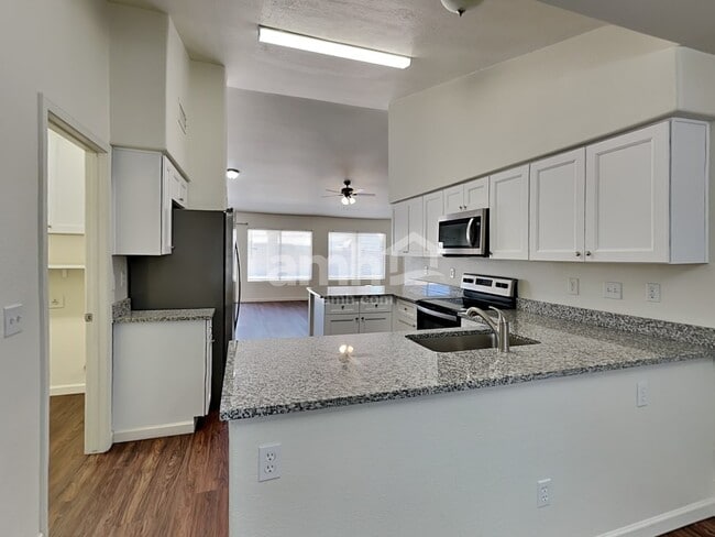 Building Photo - 7647 W Cameron Dr