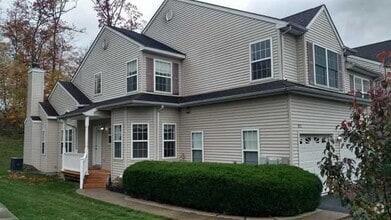 Building Photo - 812 Pondview Loop