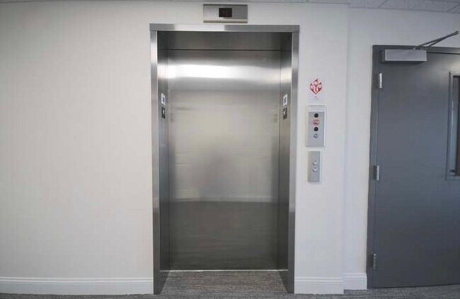 Foto del edificio - 693 Western Ave