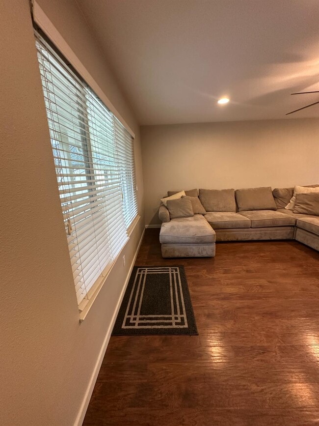 Building Photo - 5090 N Roosevelt Ave