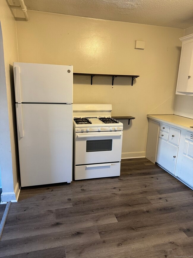 Building Photo - 666 Main St