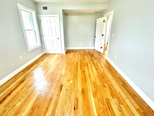 Building Photo - 190 Hillside St