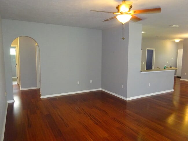 Building Photo - Great Home in Ellis Park. Sub Lease