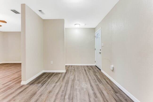 Building Photo - 5242 Lanette St