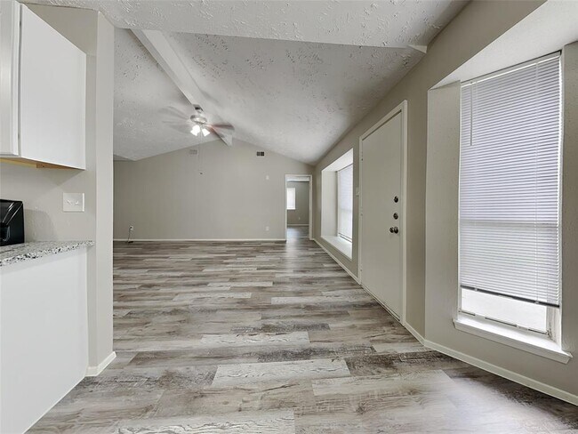 Building Photo - 11122 Drakeland Dr