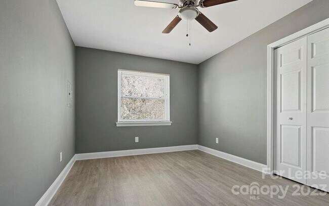 Foto del edificio - 2501 Eastway Dr