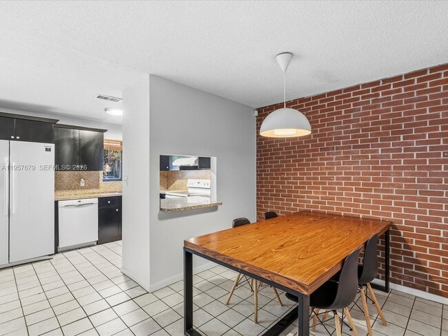 Building Photo - 5020 SW 40th Ave