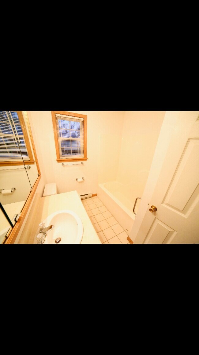 Baño principal - 1050 W Main St