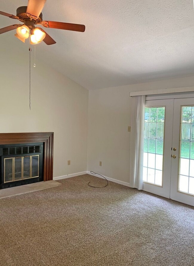 Building Photo - Spacious, All Electric 3 BR House! Fenced Backyard! W/D Hookups, Off-Street Parking