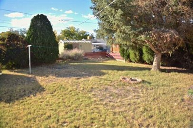 Foto del edificio - Updated house with original hardwoods and 2-car garage!