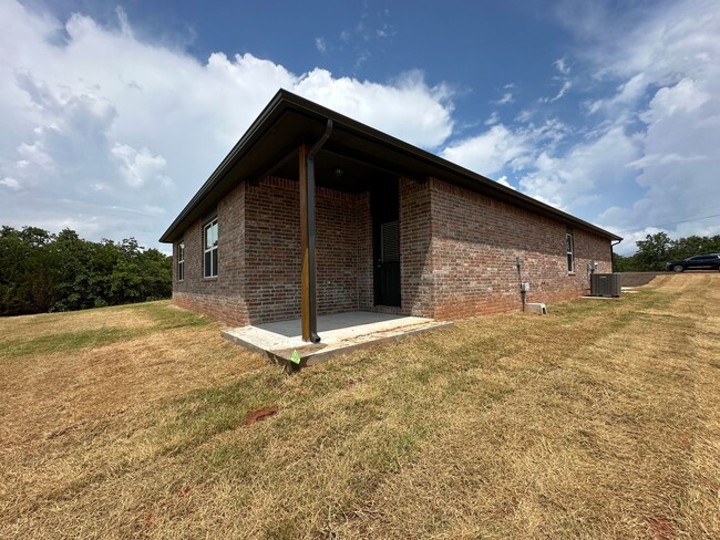 Foto del edificio - Open Floor Plan 4 Bed 2 Bath Home in Newalla on 1.31 Acre Lot!
