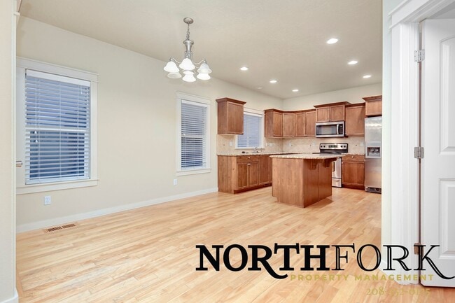 Building Photo - Stunning Meridian Home