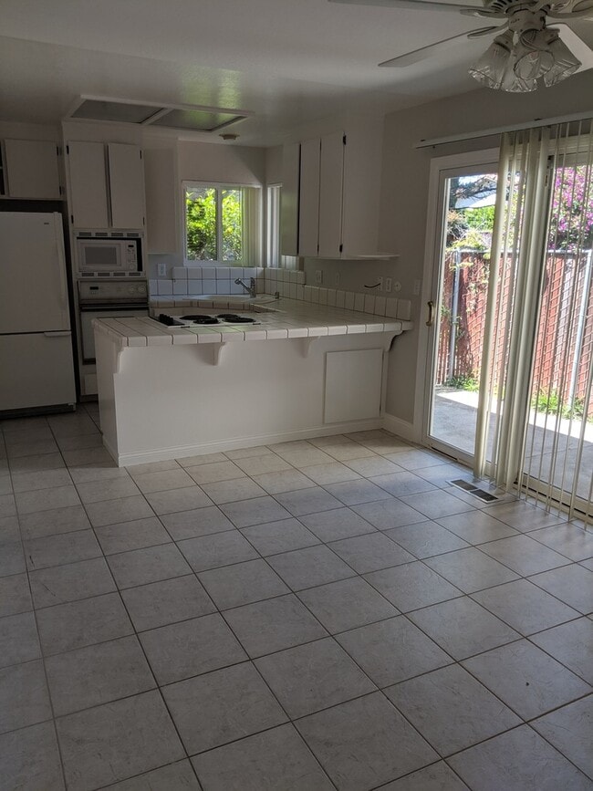 Building Photo - Beautiful Ground Level Front Unit with 2 C...
