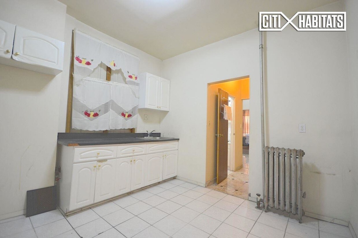 Foto principal - 2329 Bedford Ave