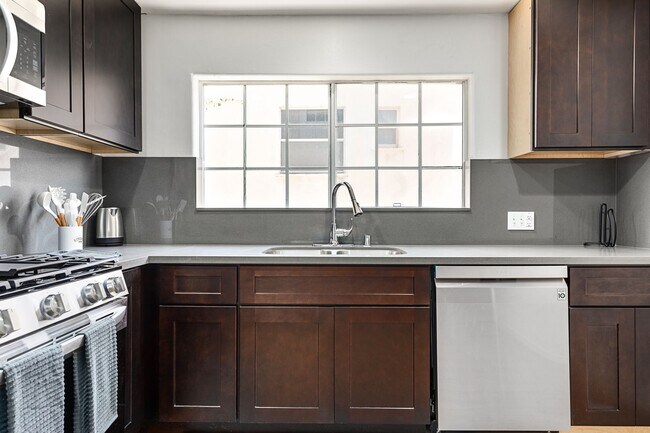 Foto del edificio - A 7 Bedroom, 2 Bathroom with a dining room and fully functional kitchen at 10777 Ashton Ave.