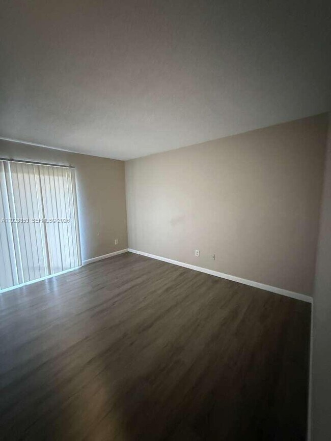 Foto del edificio - 1416 Meadows Cir W