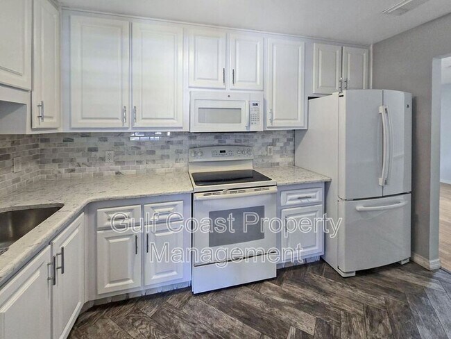 Foto del edificio - 6107 Evergreen Cir