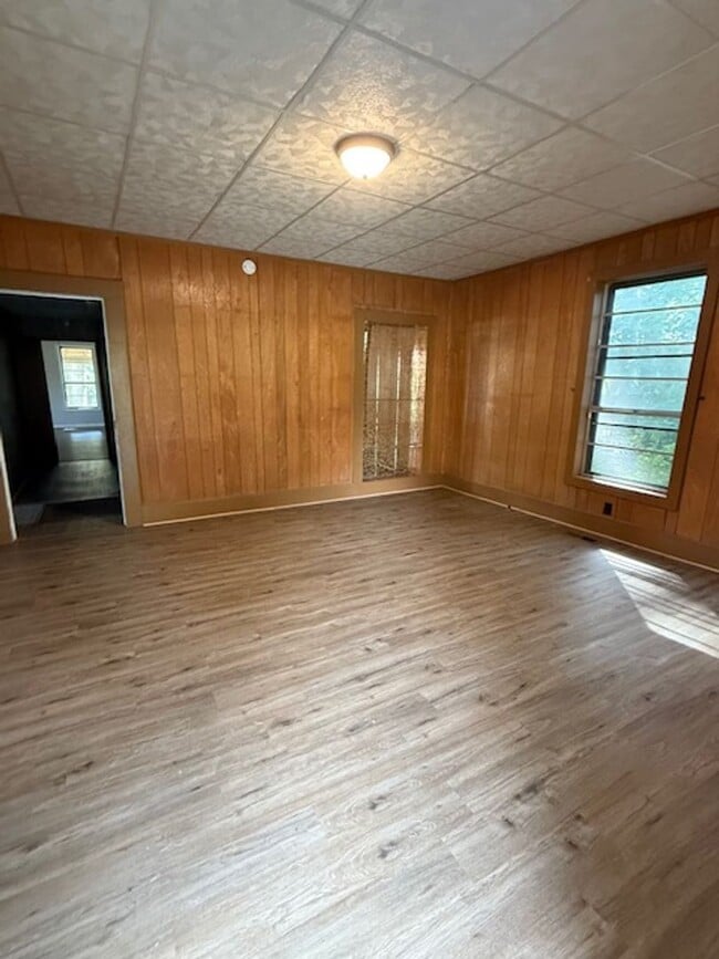 Building Photo - Renovated 3 Bedroom 1 Bath Home for Rent! ...
