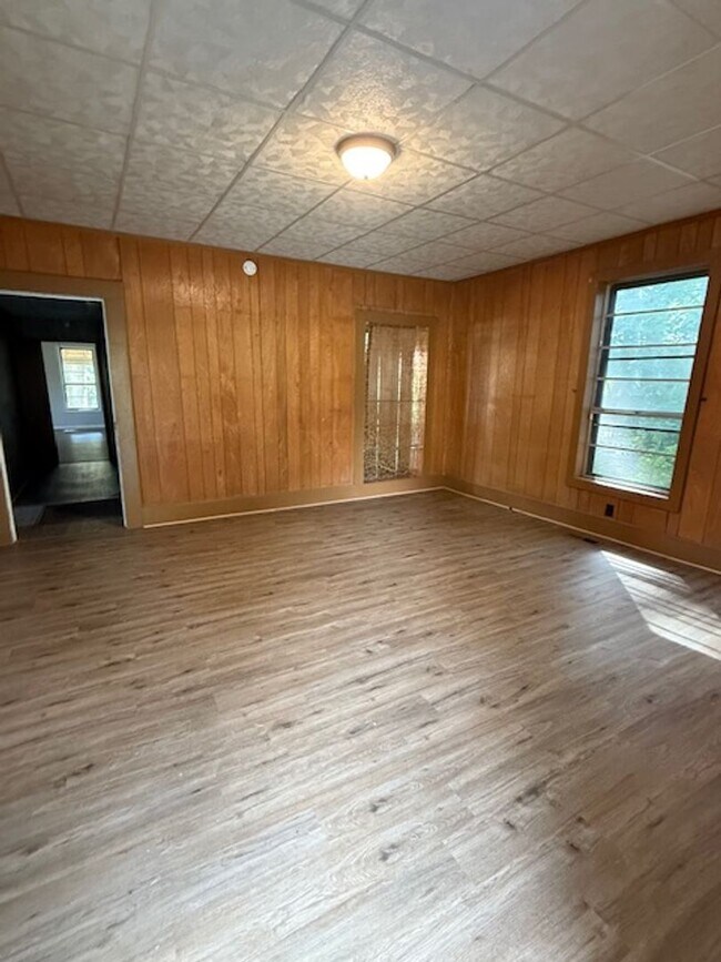 Foto del edificio - Renovated 3 Bedroom 1 Bath Home for Rent! (Month to Month Lease Only)