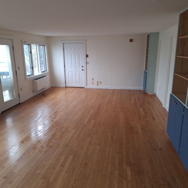 Building Photo - Bath Starboard