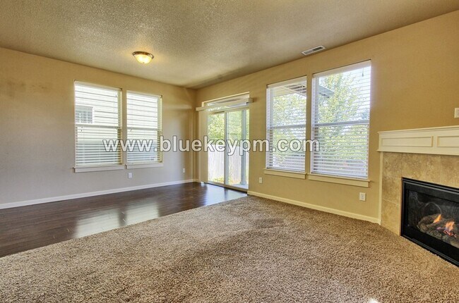 Foto del edificio - 3 Bed 2.5 Bath Home in Hazel Dell w/ Easy Access to I-5 and SR 500