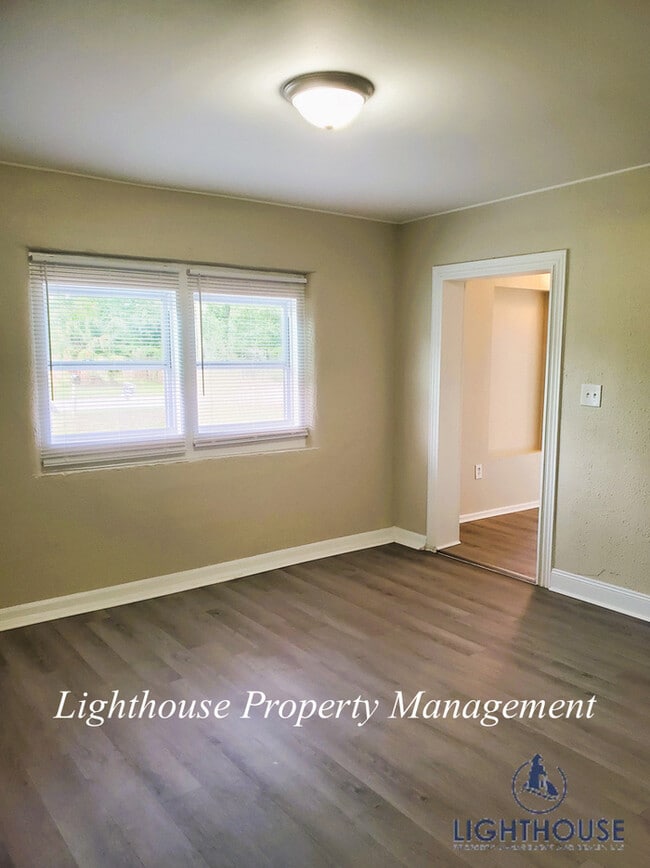 Foto del edificio - NEWLY RENOVATED 3 bed/2 bath!