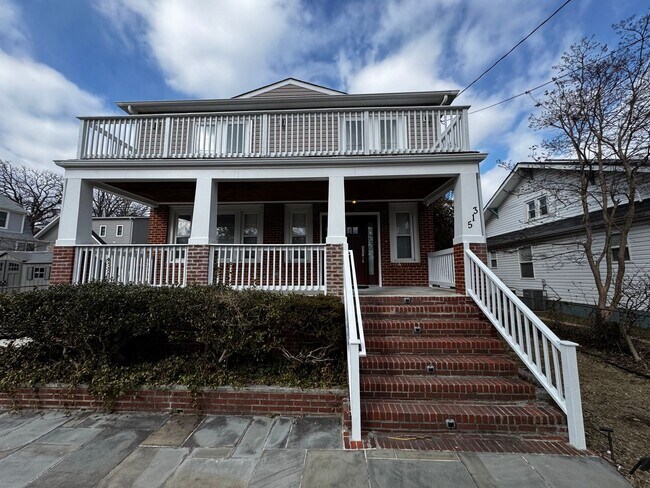 Foto del edificio - RENOVATED EXPANSIVE 5BD 4BA BRIGHTWOOD HOME