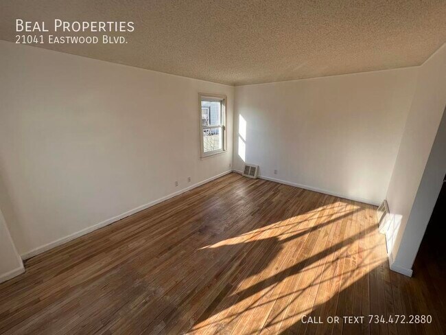 Foto del edificio - 21041 Eastwood Blvd