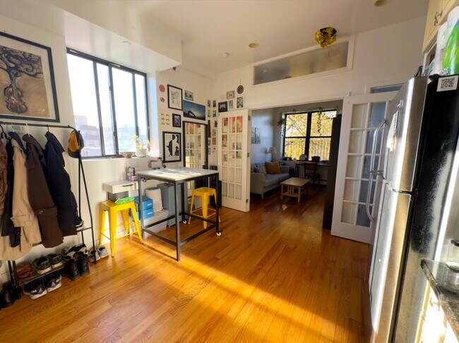 Foto del edificio - 1347 Greene Ave