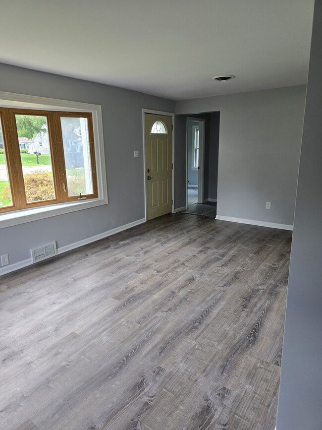 Building Photo - 371 N La Londe Ave