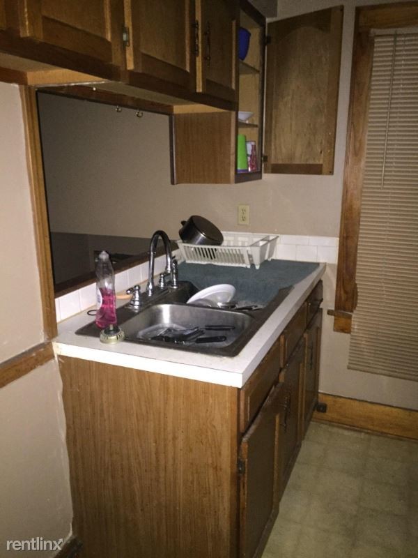 Building Photo - 4 br, 2 bath Apartment - 560 W.Arrow St