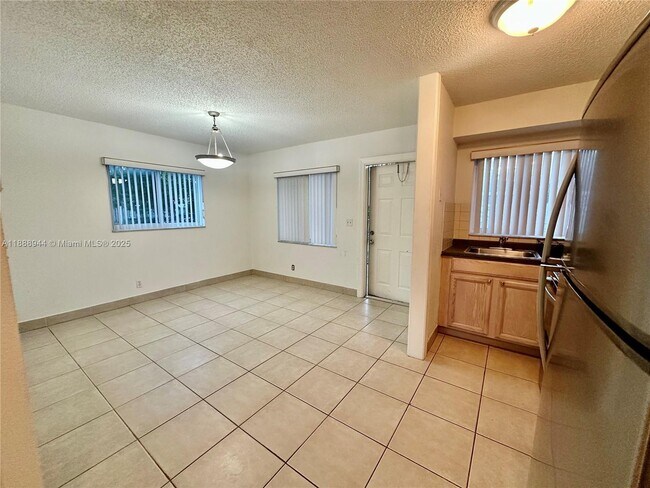 Foto del edificio - 1274 NE 40th St