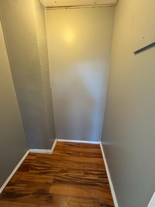 Building Photo - 912 N Madison St