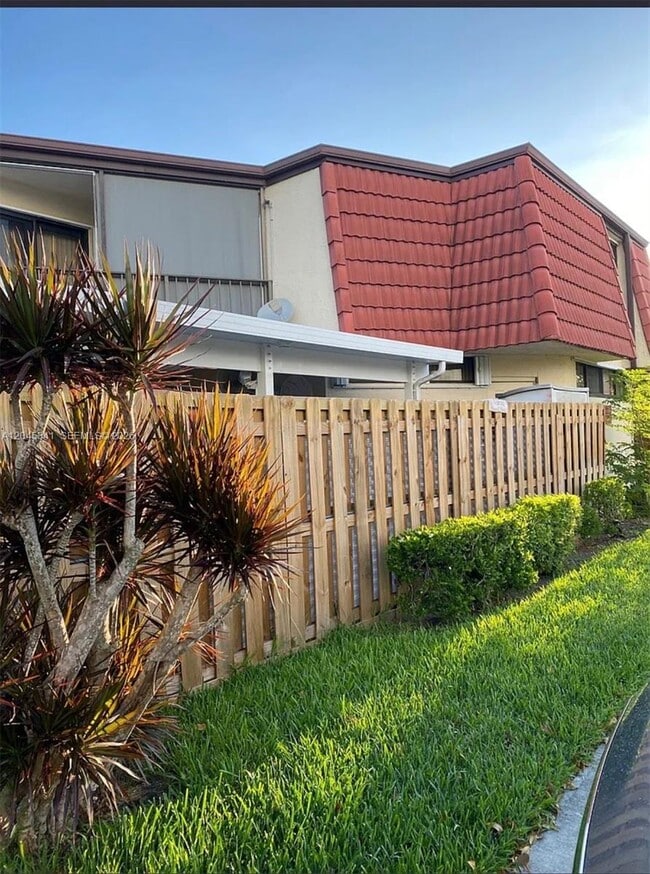 Building Photo - 3940 Victoria Dr