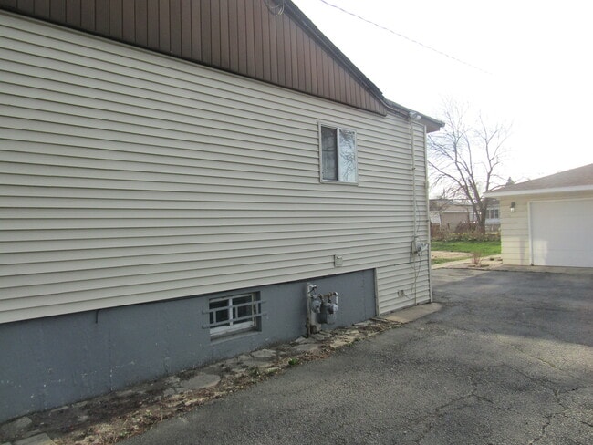 Building Photo - 11246 S Worth Ave