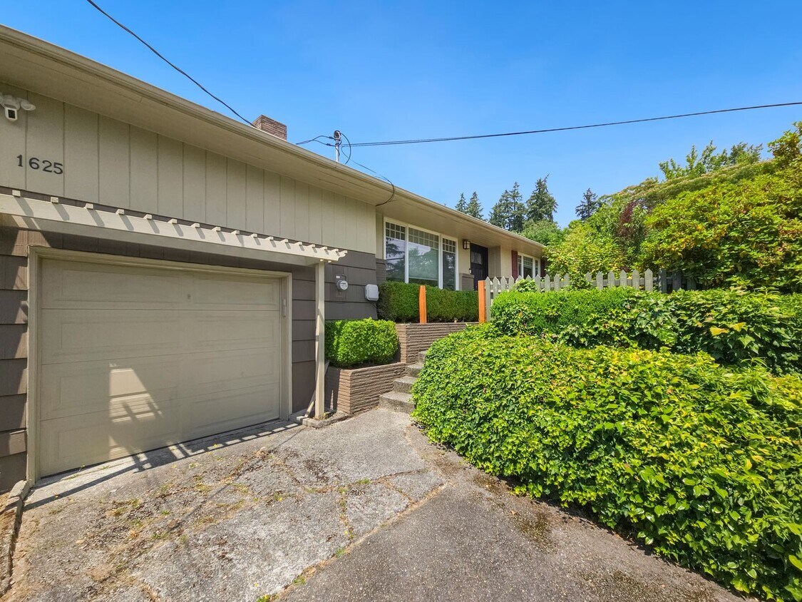 Primary Photo - Beautiful ramber house with 3 bedroom near...