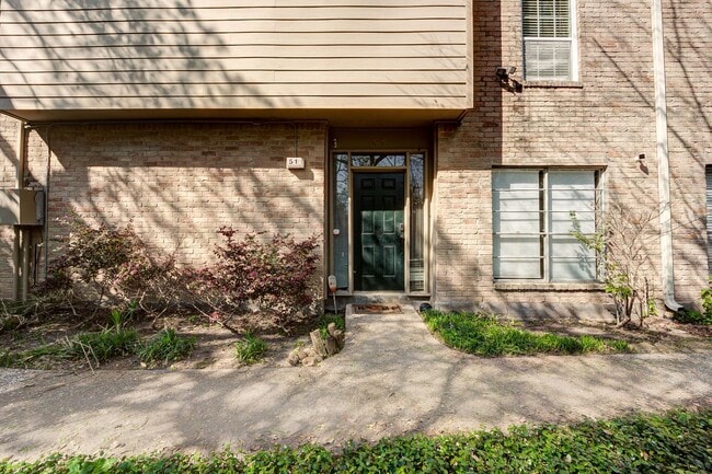 Photo - Modern Townhome  3 Bedrooms/2.5 Bathrooms