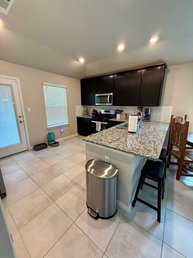 Building Photo - 700 Sungrove Trl