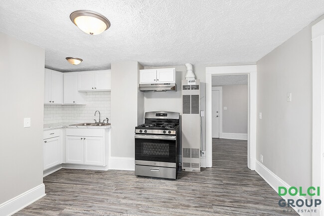 Building Photo - 848 Crescent St NE