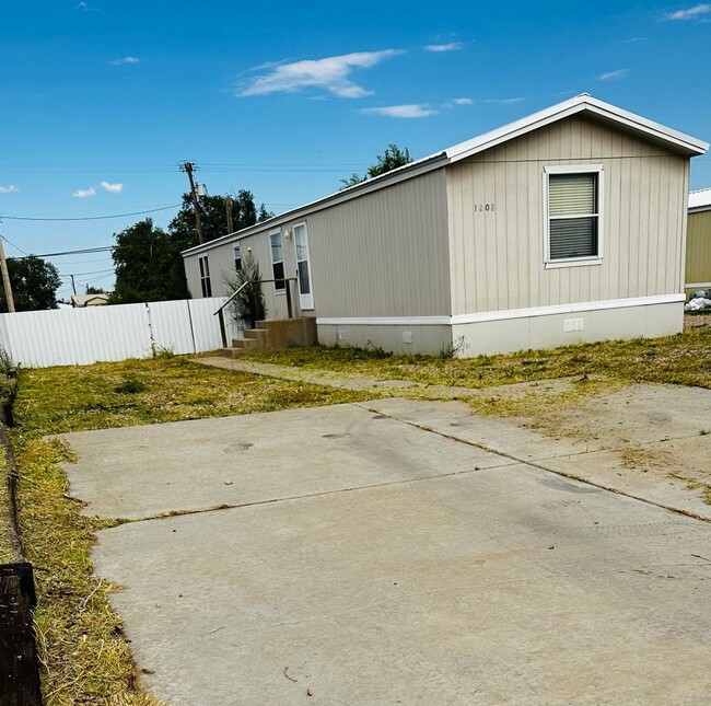 Building Photo - Charming 3-Bedroom Home with Fenced Yard