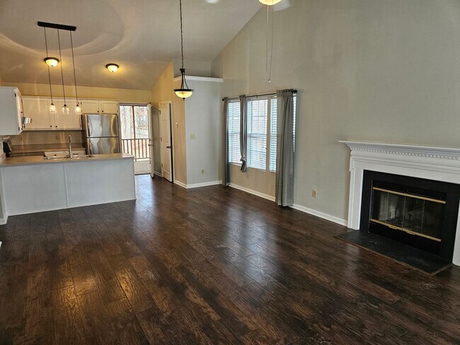 Building Photo - Darling 3br/2ba home. Available now! Scree...